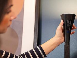 طبقة كثيفة من الغبار تغطي ركيزة الكاميرا، "ما يدل على أنها في الموقع منذ أشهر عدة"