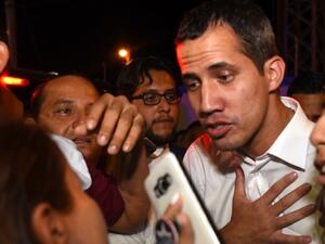  إعلان زعيم المعارضة خوان غوايدو، "أحقيته" بتولي الرئاسة مؤقتا إلى حين إجراء انتخابات جديدة.