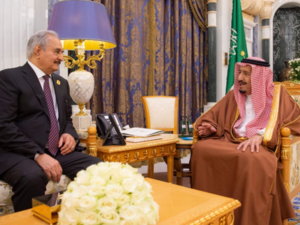 العاهل السعودي يستقبل حفتر