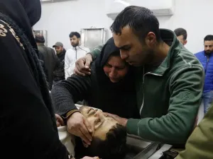 صورة ارشيفية لسيدة فلسطينية تودع ابنها الشهيد 