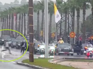 استقبل العاهل المغربي محمد السادس بابا الفاتيكان فرانسيس في المطار لدى وصوله إلى المغرب