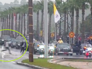 استقبل العاهل المغربي محمد السادس بابا الفاتيكان فرانسيس في المطار لدى وصوله إلى المغرب