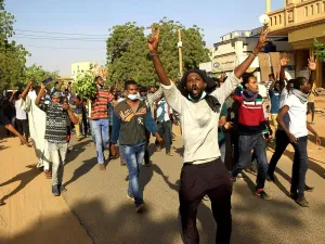 نددت نساء يتصدرن الصفوف الأولى للتظاهرات المعارضة للحكومة في السودان