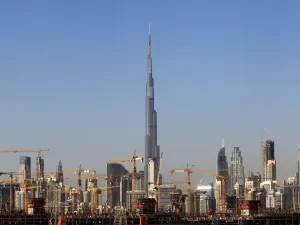 الإمارات.. قرار جديد يطال أسر الوافدين الأجانب
