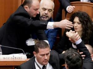 فتح تحقيق، وسيُستبعد ادي بالوكا من اي نقاش برلماني طوال عشرة ايام، كما اعلنت أجهزة البرلمان.

