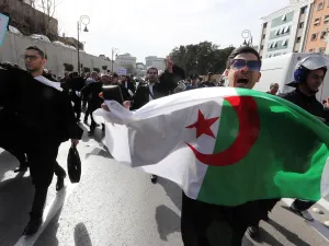 أذعن بوتفليقة، الذي يحكم البلاد منذ 20 عاما، للاحتجاجات في الأسبوع الماضي 