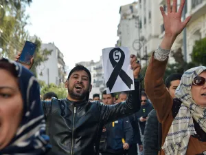 أكد صالح أن الشعب الجزائري واع وأصيل، بالرغم ممن "يصطاد في المياه العكرة"