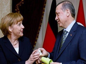 وتمر تركيا بأزمة اقتصادية حادة، إذ زاد عبء ديونها الخارجية الثقيلة نتيجة هبوط الليرة التركية هذا العام.