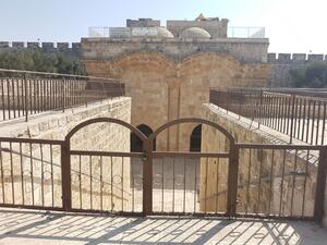 أغلقت الشرطة الإسرائيلية "باب الرحمة"، عام 2003، وجددت تمديده سنويا