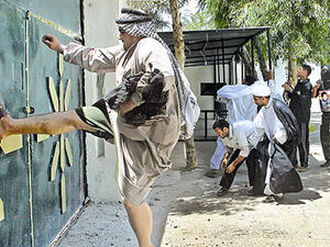 طالب العمال الغاضبون بالإفراج الفوري وغير المشروط عن المعتقلين