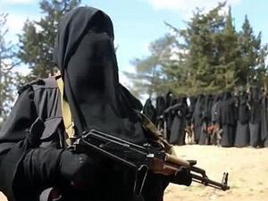 مرفق بهذا الخطاب أوراق تتعلق بقرار اتخذته وزارة الداخلية بتجريد ابنتك شاميما بيجوم من جنسيتها البريطانية".

