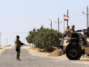 وعثر الأمن المصري في الوكرين على أسلحة نارية وذخائر وعبوات وأحزمة ناسفة.