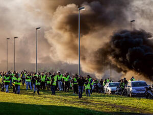 وقالت الشرطة إنه تم توقيف ثمانية أشخاص "خصوصا لإلقائهم مقذوفات".

