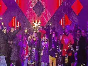 بعد تنفيذه العملية لم يحاول المهاجم الفرار من موقع الجريمة بل بقي على المنصة رافعا يديه.

