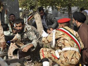  السلطات الإيرانية اتهمت "بعض دول المنطقة الغنية بالنفط" بالوقوف وراء التفجير الذي استهدف عناصر الحرس الثوري
