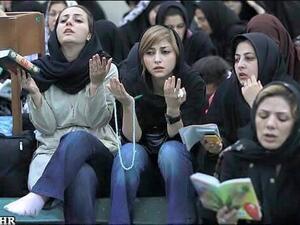 ينتظر الإيرانيون من كل عام حلول فصل الربيع والاحتفال بعيد النوروز