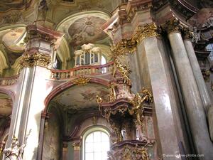 الكاهن تعرض للطعن، وألقت قوات الأمن القبض على المهاجم.