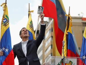 رغم أن جوايدو توقع علنا أن تعتقله السلطات عند عودته للبلاد، فإنه مر عبر مطار كراكاس الدولي دون مشاكل