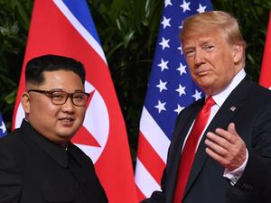 وتطالب الولايات المتحدة كوريا الشمالية بأن تتخلى عن ترسانتها النووية بشكل كامل ويمكن التحقق منه ولا عودة عنه.

