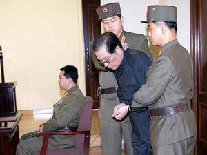  مسؤولا آخر وزوجته تمت تعريتهما ثم تركا لمصيرهما أمام مجموعة من الكلاب إلى أن فارقا الحياة 