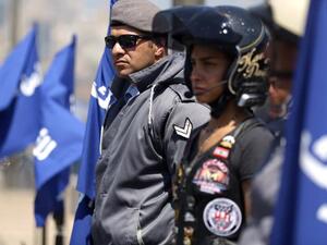 إحتجاجا على عدم إعطائه إفادة مدرسية لنقل ابنته من المدرسة التي تدرس فيها الى مدرسة اخرى،