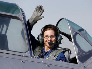 ماكسالي، أمضت 26 عاما في سلاح الجو، وأصبحت أول امرأة تقود طائرة مقاتلة