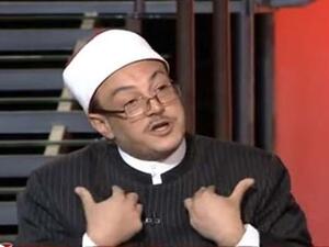 احد المعلقين تابع على الفيديو بالقول "الشيخ ميزو اشتغل بقا يبيع سمك ياريت تفضل زى ماانت ومالكش دعوة بالدين

