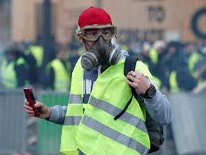 يسعى المحتجون من "السترات الصفراء" في يوم تعبئة ثامن لاستنهاض حركتهم بعد اعتقال أحد قادتهم المعروفين