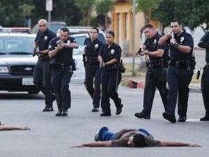 يظهر الشريط تحدث الشرطي إلى حامد الذي كان يضع يده في جيبه