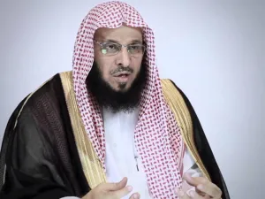 القرني في مقطع الفيديو الذي نشره على صفحته بتويتر: "من الأخطاء يقول العامة أن فلان شكله غلط