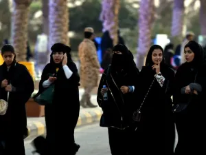 لتمويل غير المشروع المرتبط في إيران والتحايل على العقوبات للالتفاف على أنظمة مكافحة غسل الأموال وتمويل الإرهاب حول العالم.
