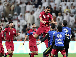 يُعطى النزلاء بطاطين خشنة للنوم فوقها أو تحتها، ويلجأ معظم النزلاء إلى تغطية رؤوسهم بها ليحجبوا أنوار الإضاءة