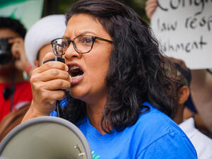 هذا الخطاب المعادي للإسلام والحافل بالكراهية سببه مساندة الرئيس (ترامب)