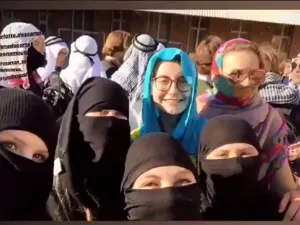 تظاهر بالصلاة وحزام ناسف كاذب


