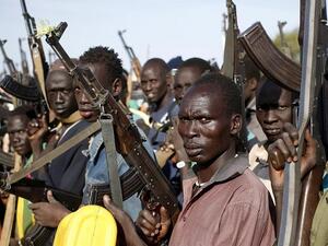 لا اتجاه لسحب القوات السودانية من اليمن حسب ما يتردد، ووقفتنا مع السعودية وقفة أزلية تاريخية".

وأردف: "البشير أكد أيضا أنه لا بد من الارتفاع بمستوى التعاون، ولا سقف في ذلك، ولا بد من الشراكات الاس