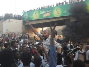 مئات السودانيين يتظاهرون بأم درمان والعفو الدولية تنتقد استخدام الشرطة "القوة المميتة"

تجمع مئات المتظاهرين السودانيين مساء الاثنين في مدينة أم درمان بعد الإعلان عن وفاة متظاهر في المستشفى