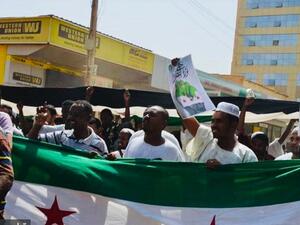 ردد المتظاهرون شعارات تطالب بإسقاط النظام وحمل البعض الأعلام السودانية.

