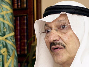  الأمير طلال بن عبد العزيز (87 عاما) هو الابن الثامن عشر من أبناء الملك عبد العزيز، ويكبر أخاه غير الشقيق، الملك سلمان، بنحو خمس سنوات.