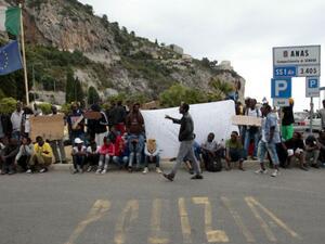 Undocumented migrants protest in the town of Ventimiglia on the French-Italian border on June 12, 2015. (AFP/Jean-Christophe Magnenet)