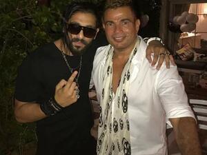 (شال) و قميص عمرو دياب يثيران الجدل 