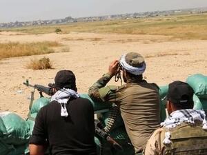 Iraqi volunteers survey positions south of Kirkuk (AFP/File Photo)