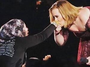 أديل تقبل يد محجبة في استراليا! 