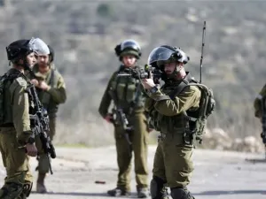 Israeli troops arrest on Palestinian trying to cross into Israel (AFP/File Photo)	