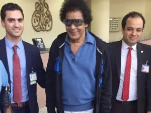 محمد منير يغادر المستشفى