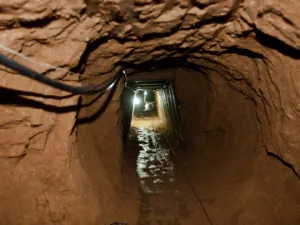 الجيش المصري يبدأ بضخ مياه المتوسط بأنفاق غزة لتدميرها - ارشيف 
