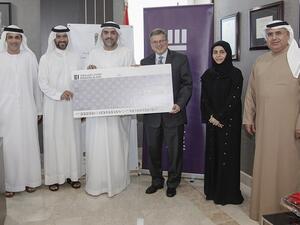 دكتور محمد سليم العلماء وكيل الوزارة  خلال تسلم التبرع من قبل وسيم سيفي نائب الرئيس التنفيذي للخدمات المصرفية للأفراد والثروات.