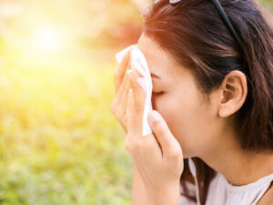 تعرق بشرة الوجه يؤثر على مكياجها ويفسد إطلالتها (shutterstock.com)
