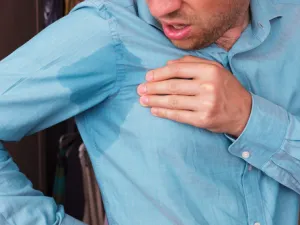 عادة ما تسبب آثار العرق على الملابس الإحراج لدى الرجل (shutterstock.com)
