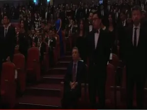 محمود حميدة يمتنع عن الوقوف تقديرا لـ(شادية) وابنته تبرر!