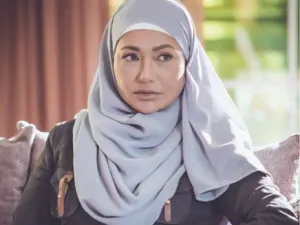 ليلى علوي تؤدي مناسك العمرة  